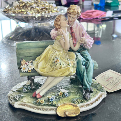 Innamorati su Panchina in Porcellana di Capodimonte