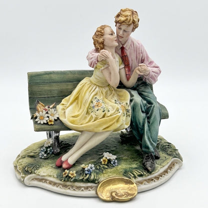 Innamorati su Panchina in Porcellana di Capodimonte